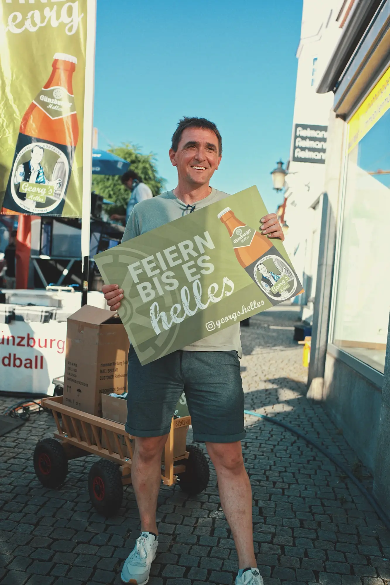 Georg Bucher mit dem Schild „Feiern bis es helles“ auf dem Guntiafest