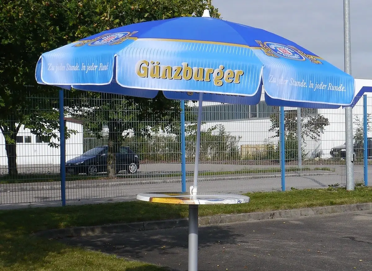 Stehtische mit Schirm
