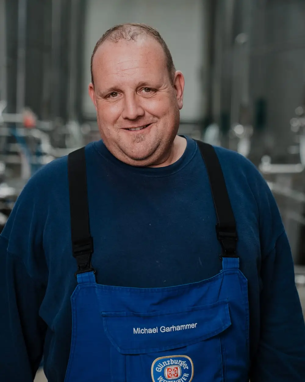 Mitarbeiter in Latzhose