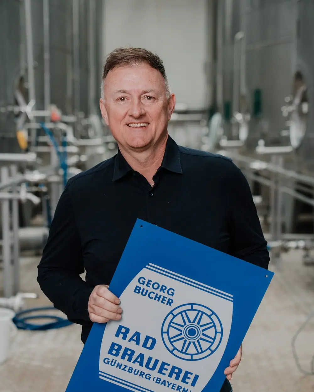 Mitarbeiter mit Radbrauerei-Schild