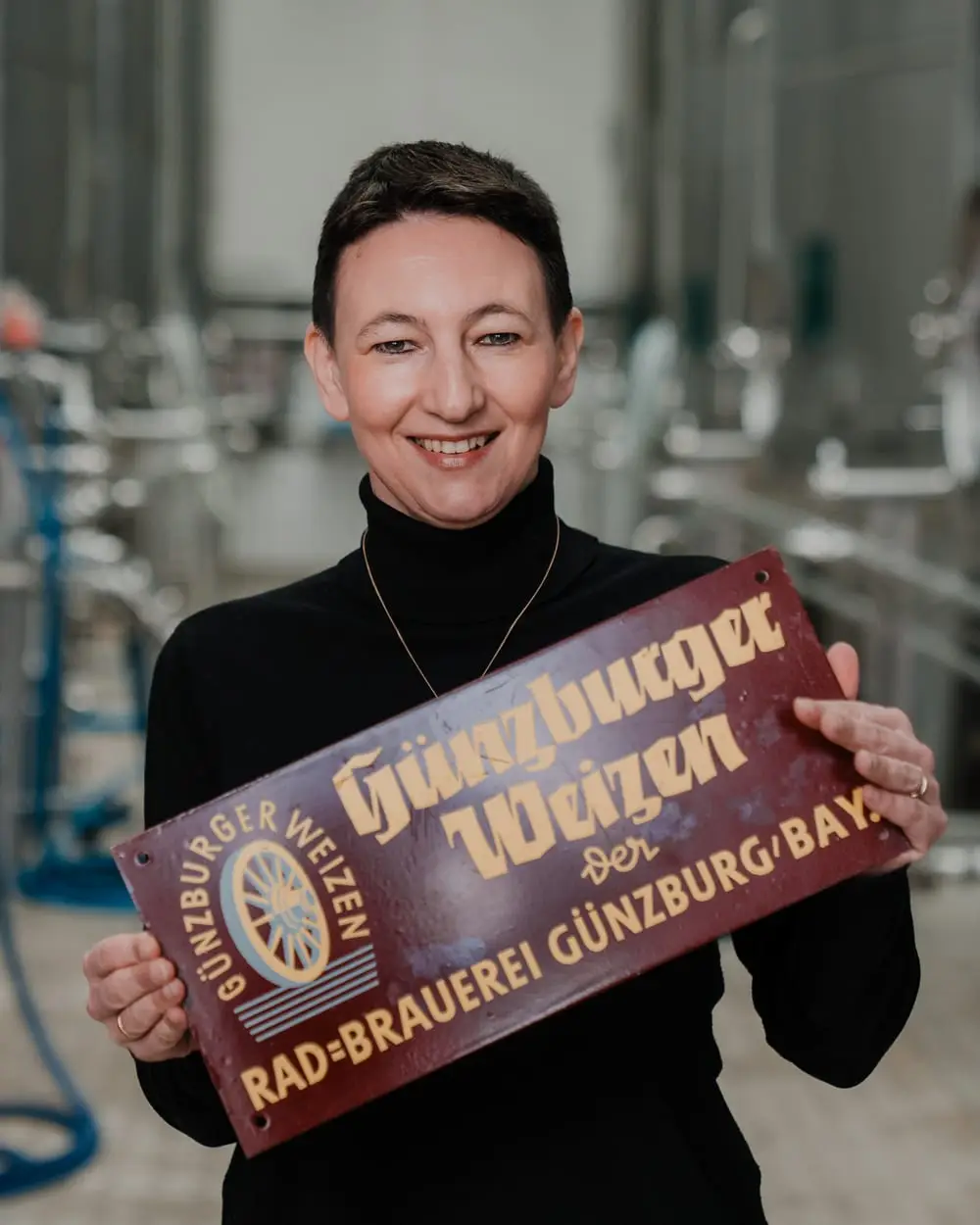 Mitarbeiterin mit altem Günzburger-Weizen-Schild