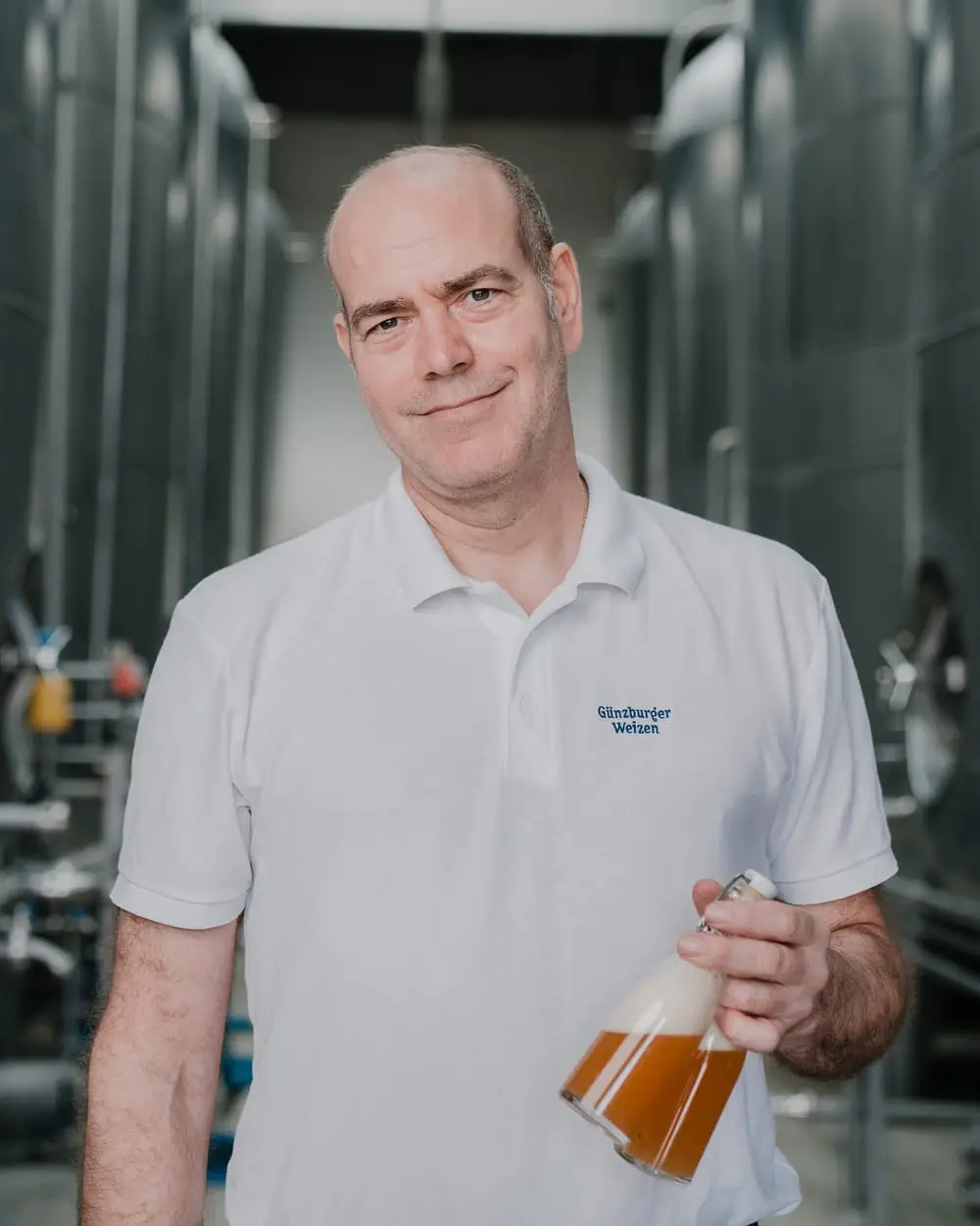Braumeister mit Bierprobe im Kolben