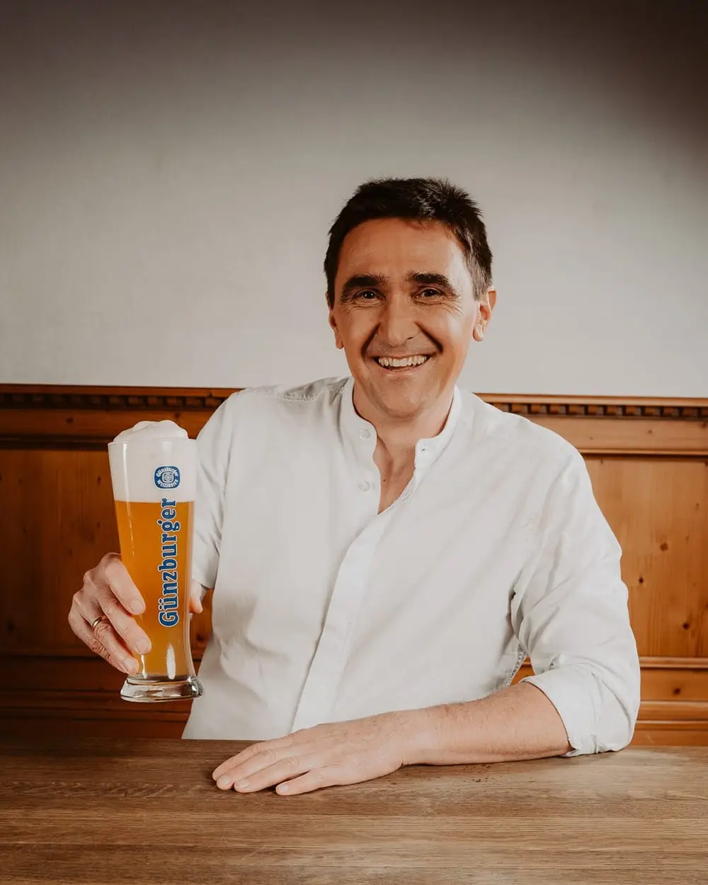 Georg L. Bucher, Geschäftsführer, mit einem Glas Günzburger Weizen