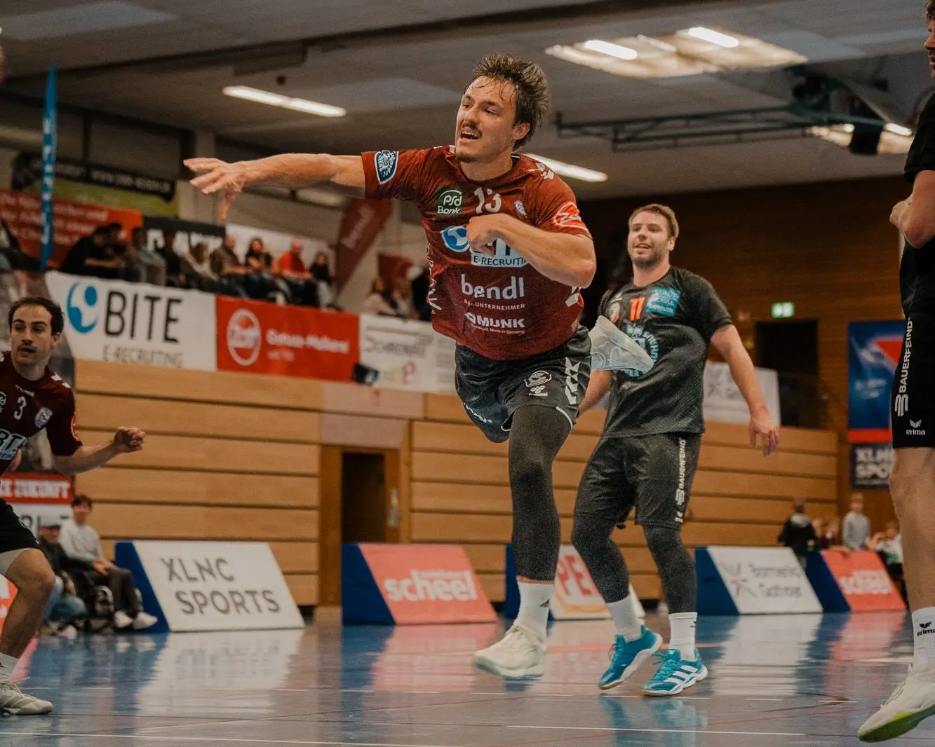 Handballer des VfL Günzburg beim Sprungwurf