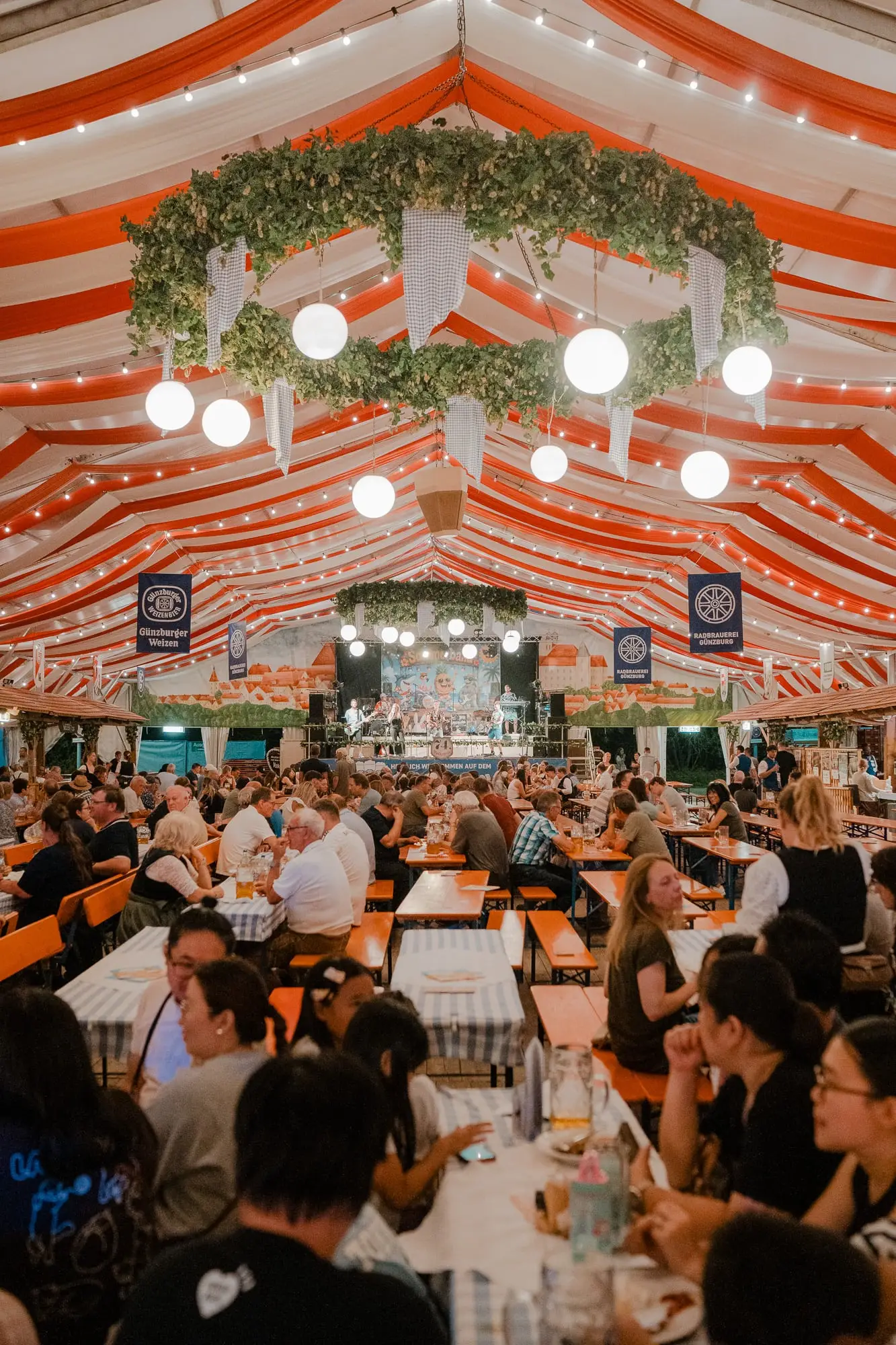 Festzelt auf dem Günzburger Volksfest